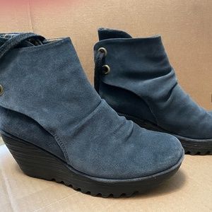 Blue suede London Fly Yamma booties